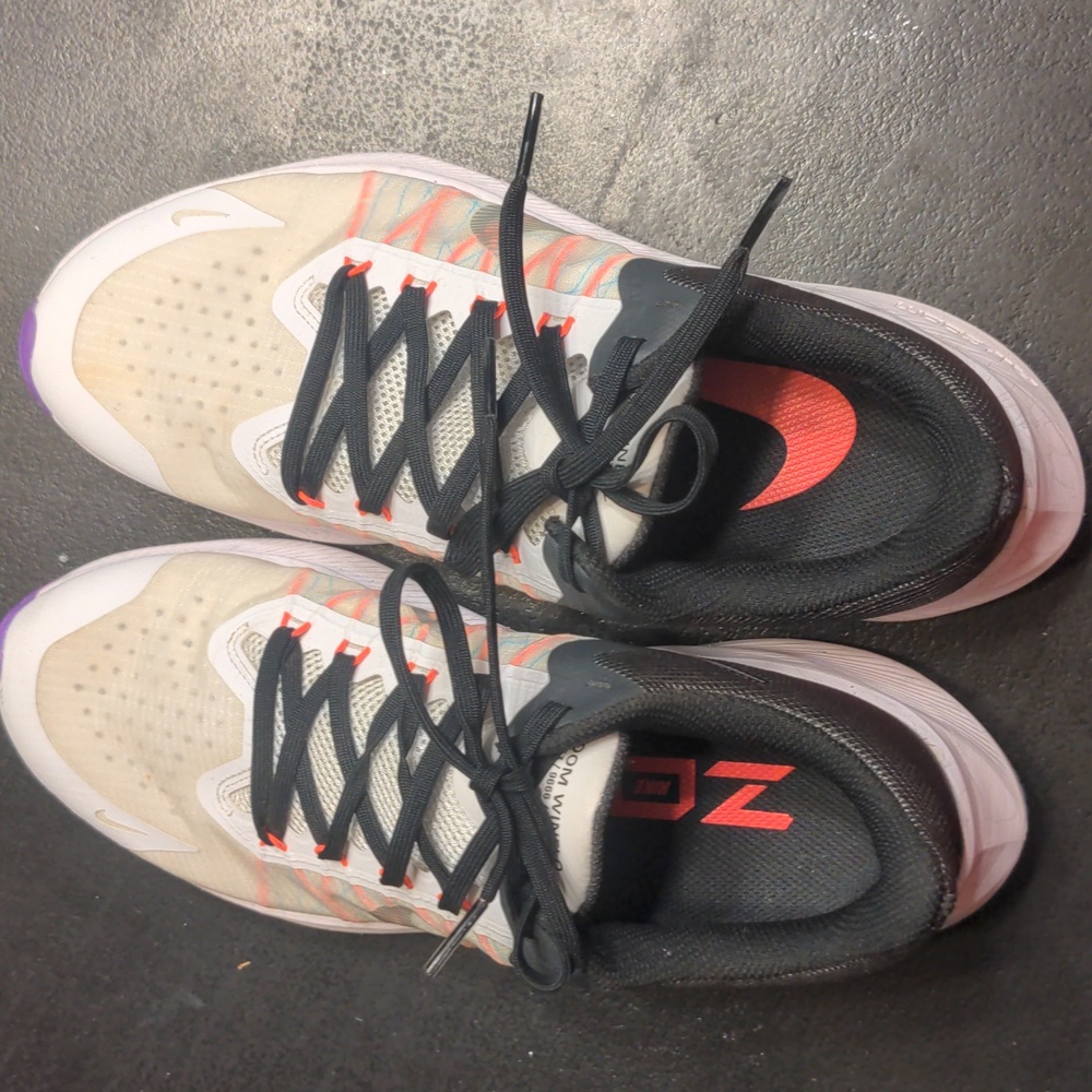 Women's Nike Winflo Zoom 8, size 9, barely worn, beautiful colors